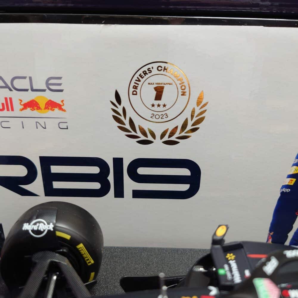 BBurago Max Verstappen 2023 World Champion Model 1 | IG Studio